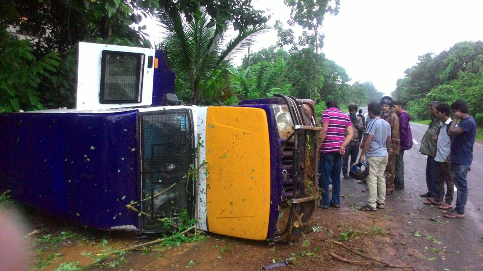 ಅಲೆವೂರು: ಮಗುಚಿ ಬಿದ್ದ ವ್ಯಾನ್, ಮೂವರಿಗೆ ಗಾಯ